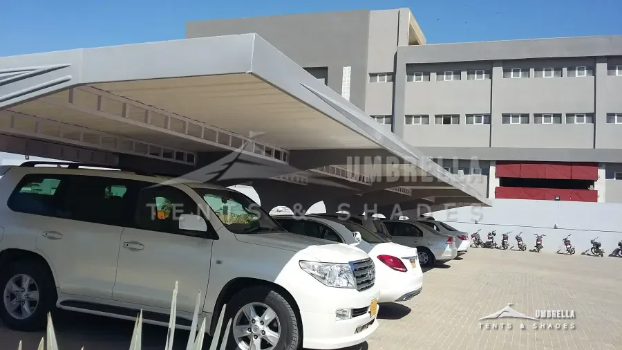 مظلات سيارات في محطة المؤسسة العامة لتحلية المياه بينبع